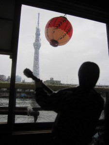 屋形船から　スカイツリーを見る山ちゃん